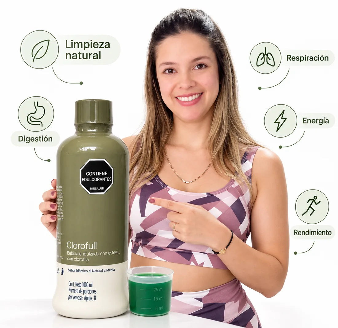 Celeste señala la botella de Clorofull, con el vaso medidor servido. Alrededor, cinco rótulos: limpieza natural, digestión, respiración, energía y rendimiento