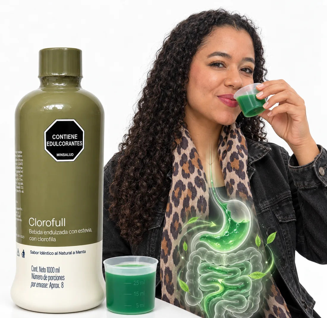 Joselin toma su medida de Clorofull en el vaso medidor, junto a la botella de 1 litro
