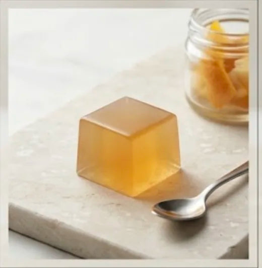 Un cubo de gel de pectina sobre una piedra