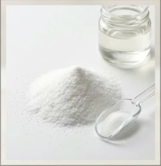 Polvo blanco de polidextrosa con una cuchara medidora