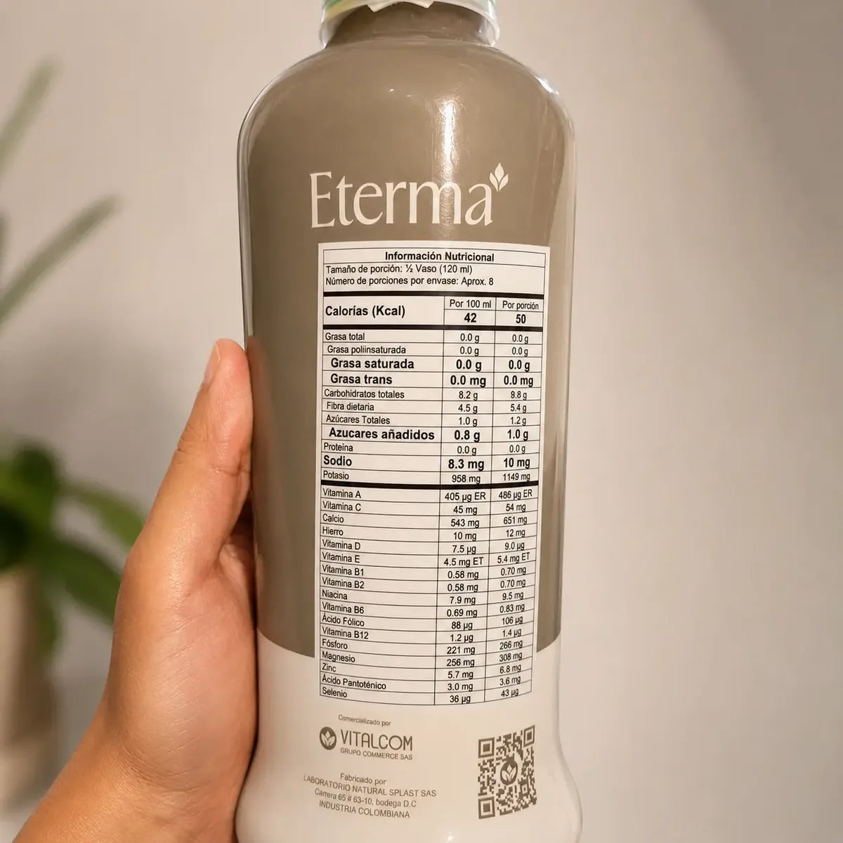La botella de Clorofull por detrás, con su tabla de información nutricional