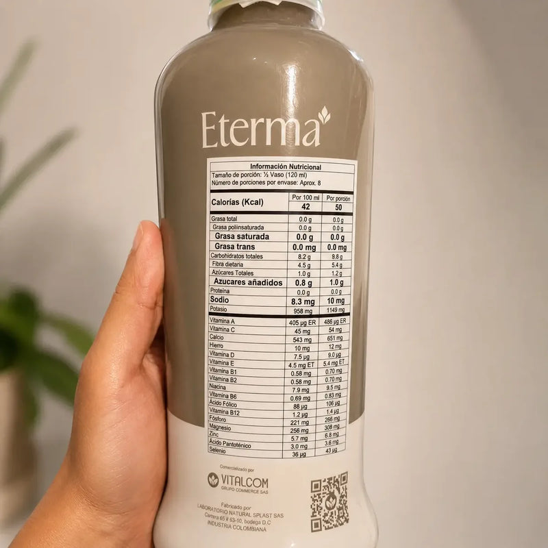 Dorso de la botella de Clorofull con la tabla nutricional y el registro sanitario