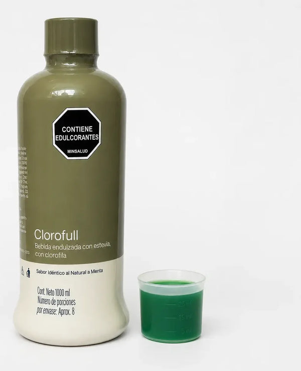 Botella de Clorofull de 1 litro junto al vaso medidor servido