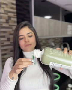 Ana sirve su medida de Clorofull en el vaso medidor