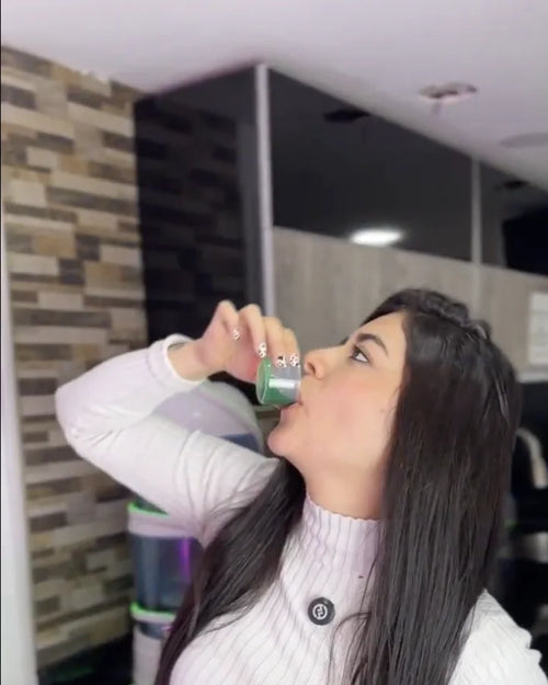 Ana toma los 30 ml directo del vasito