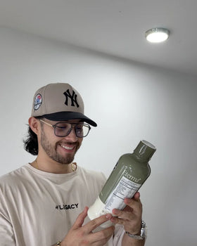 Camilo con su botella de Clorofull