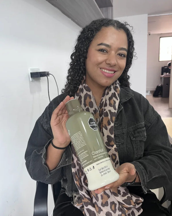 Joselin sonríe con su botella de Clorofull