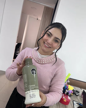 María de los Ángeles con su botella de Clorofull