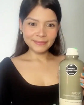 María Fernanda con su botella de Clorofull