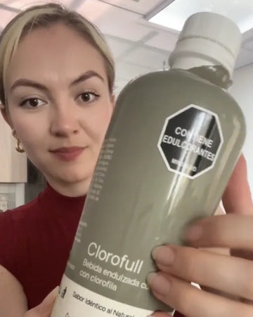 Valentina muestra de cerca la botella de Clorofull