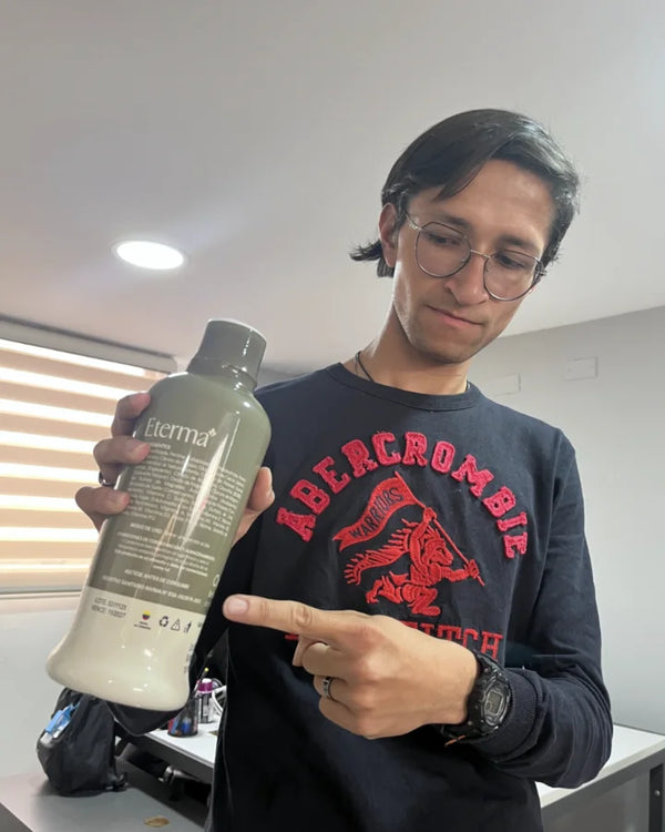 Víctor señala su botella de Clorofull