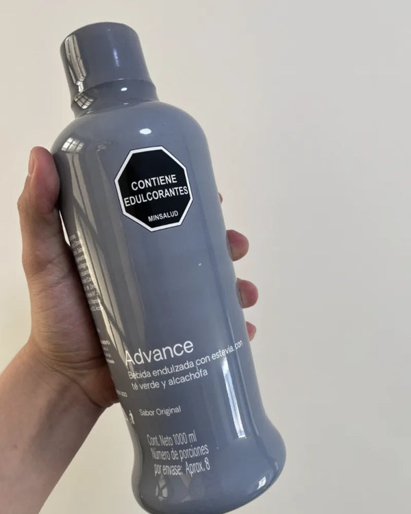 Botella de Advance de 1 litro en la mano