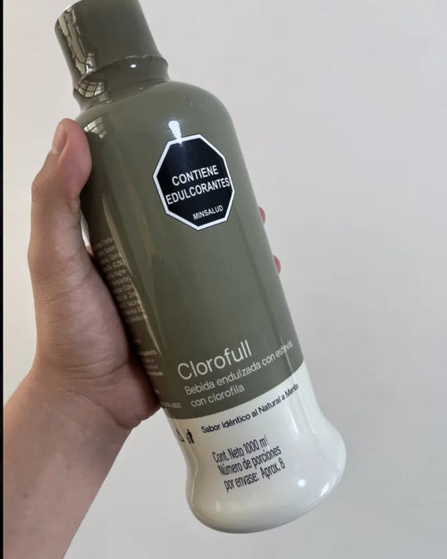 Botella de Clorofull de 1 litro en la mano