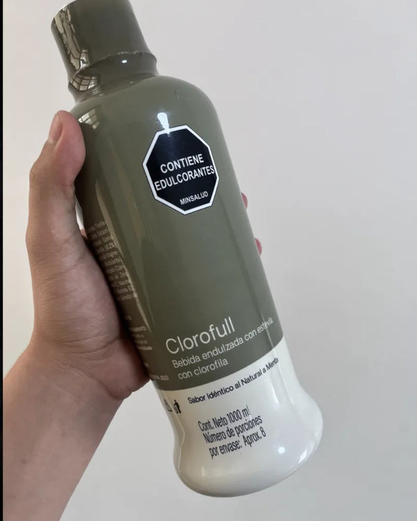 Botella de Clorofull de 1 litro en la mano