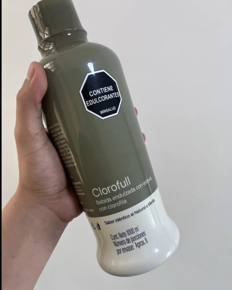 Botella de Clorofull de 1 litro en la mano