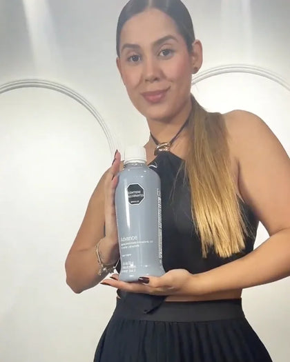 Clienta con su botella de Advance