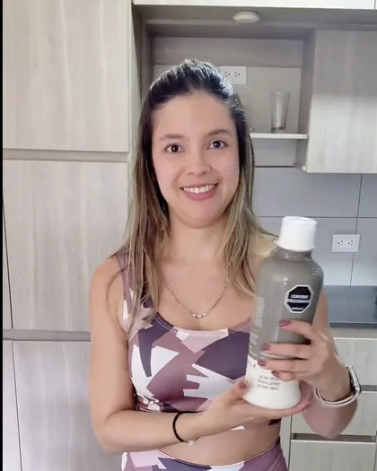 Mujer sostiene Clorofull en la cocina de su casa
