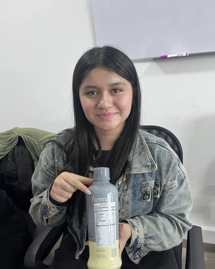 Gabriela con su botella de Multibrina