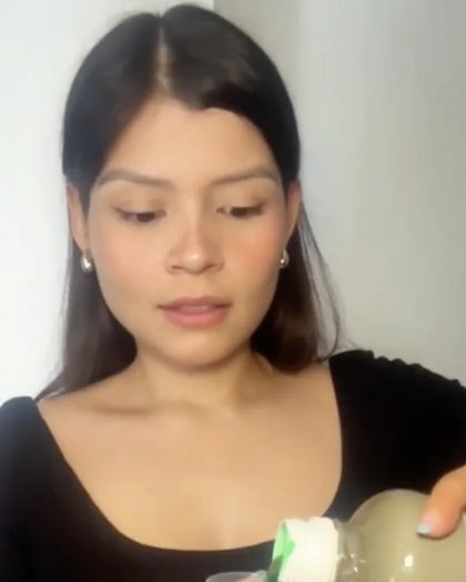 María Fernanda sirve Clorofull en el vaso medidor
