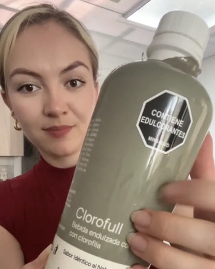 Valentina muestra su botella de Clorofull