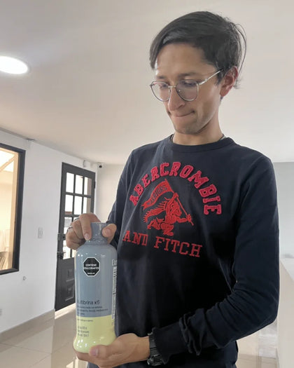 Victor muestra la botella de Multibrina