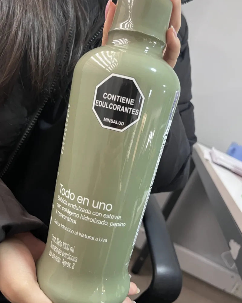 Botella de Todo en uno de 1 litro en la mano