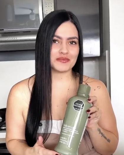 Mujer sostiene Todo en uno en la cocina de su casa