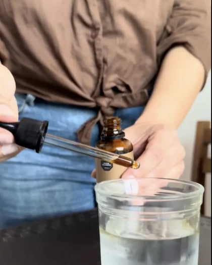 Gotero de Valeriana Eterma sobre un vaso de agua