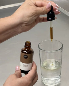 Gotero de Valeriana sobre un vaso de agua