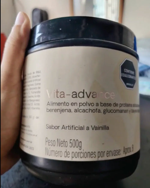 Tarro de Vita-Advance en la mano