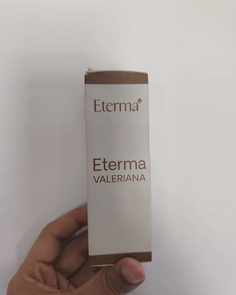 Caja de Valeriana Eterma en la mano