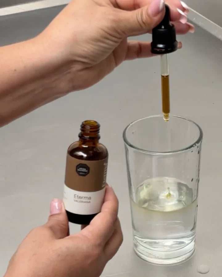Gotero de Valeriana Eterma sobre un vaso de agua