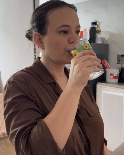 Mujer toma agua como parte de su pausa